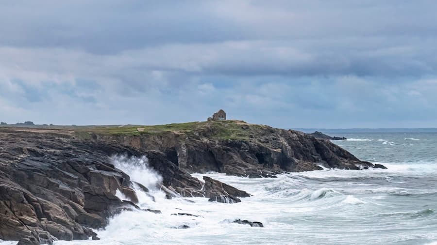 Côte rocheuse du Golfe du Morbihan en Bretagne