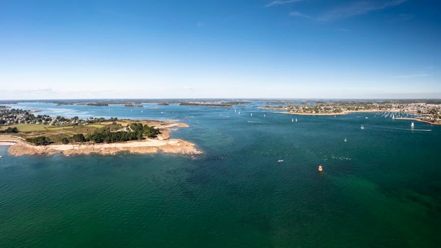 Île dans le Golfe du Morbihan vue depuis l'eau